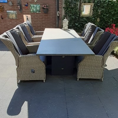 Genieten van de zon en van de tuinmeubelen van AVH Outdoor.