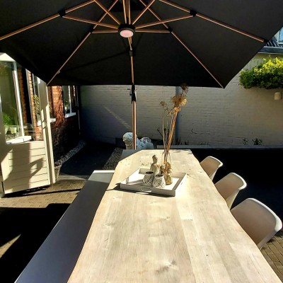 Super blij met onze parasol en buitenvloerkleed😁