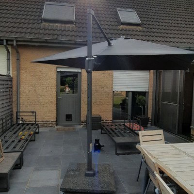 Onze platinum zweefparasol heel blij mee