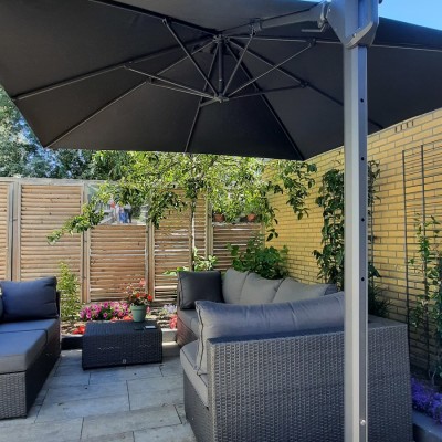 Prachtige parasol die nu de gehele tuinset in de schaduw zet.