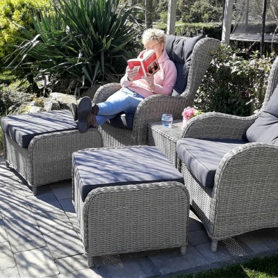 We genieten heerlijk van ons pas gekochte loungeset