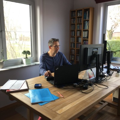 Vandaag werd onze nieuwe, prachtige tuintafel geleverd.