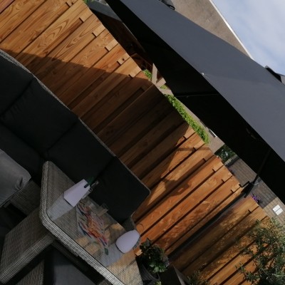 Met een stevige parasol kunnen we ook op het heetst van de dag buiten zitten.