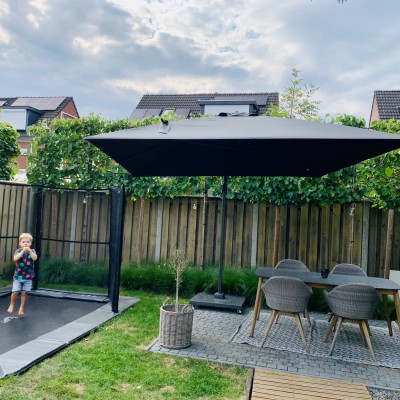 Super blij met onze grote parasol, lekker springen en eten in de schaduw!