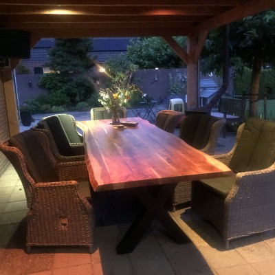 Mooie tuinstoelen van AVH-Outdoor by night