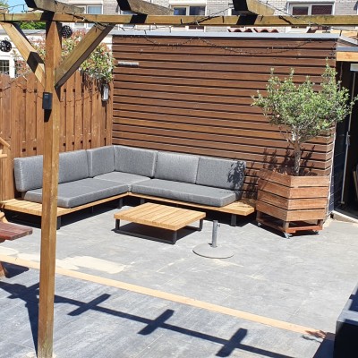 We genieten volop van onze nieuwe lounge set in onze nieuwe tuin!