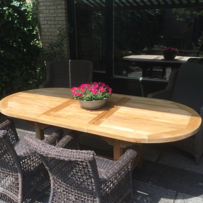 Nieuwe tuintafel in de zon/schaduw.