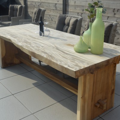 De prachtige stoere tafel van 2,50 m is gemonteerd aangeleverd