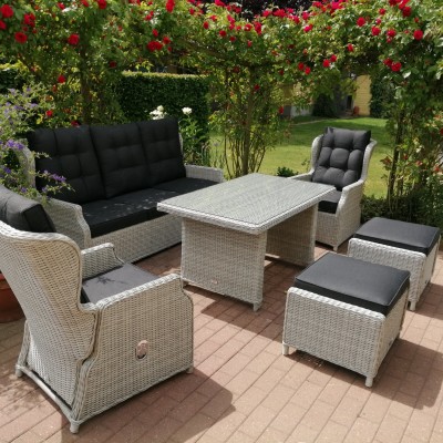 Onze prachtige loungeset tussen de rozen