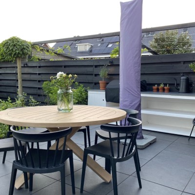 Wij zijn ontzettend blij met onze ronde tuintafel van AVH Outdoor!