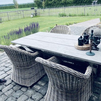 Landelijk plaatje met landelijke stoelen
