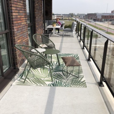 Met een buitenkleed knapt een balkon zo lekker op.