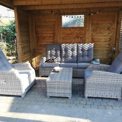 Vandaag voor het eerst lekker in het zonnetje kunnen genieten van onze nieuwe loungeset.