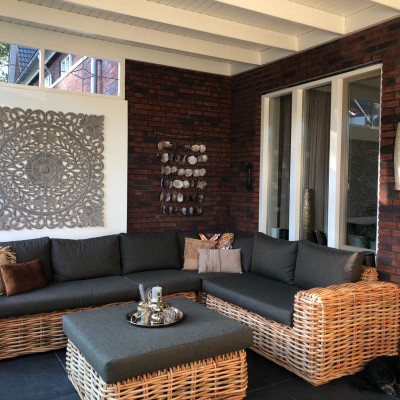 De robuuste loungeset van Sabuga past als gegoten in onze nieuwe veranda!!