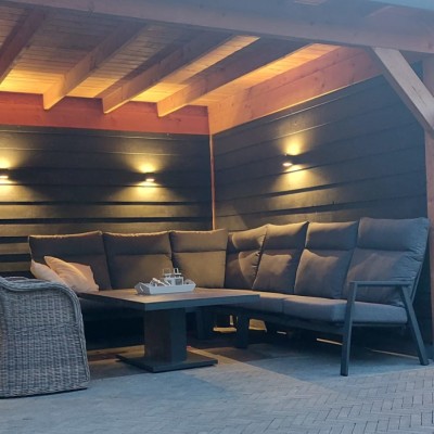 Wij zijn heel blij met dit loungeset en in hoogte verstelbare tafel