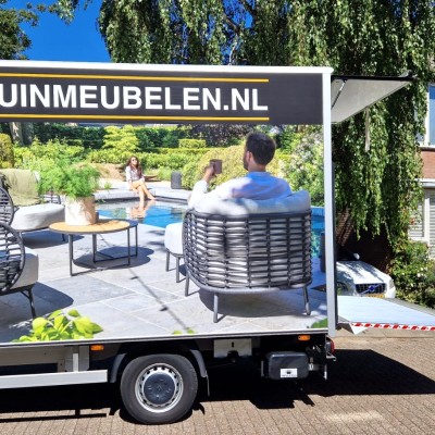 Mooi weer. Tijd voor een nieuwe zweefparasol.