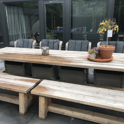 Zelfs op een druilerige dag nodigen de stoelen uit om buiten te gaan zitten!