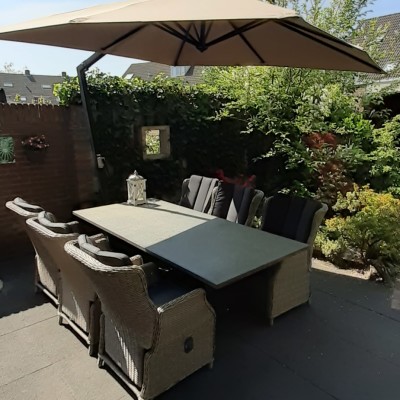 Genieten van de zon en van de tuinmeubelen van AVH Outdoor.