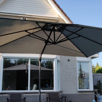 De gigantische zweefparasol Challenger T1