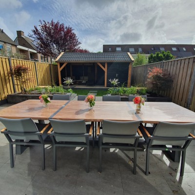 Genoten van de tafel tijdens onze trouwerij