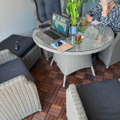 Heerlijk aan de tafel werken