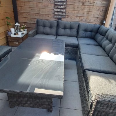 De nieuwe loungeset staat super onder onze veranda.