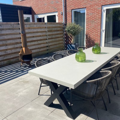 Met deze prachtige tafel van AVH outdoor zijn wij klaar voor de zomer