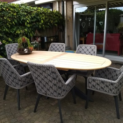 Een prachtige tafel voor onze tuin