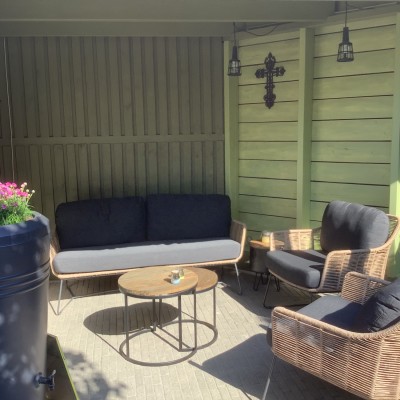 Fijn bankstelletje onder onze nieuwe veranda