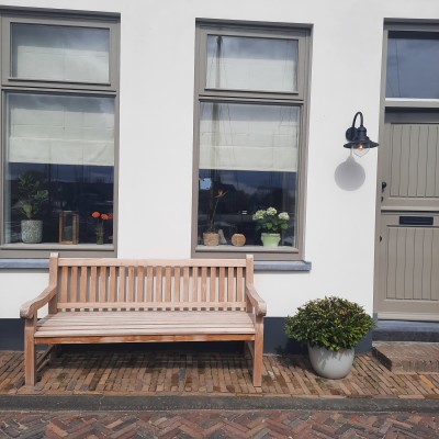 De bank staat prachtig voor ons nieuwe huis aan de haven van Middelharnis.