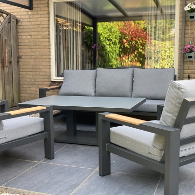 Heerlijk set geeft het terras een rijkelijk aanblik.