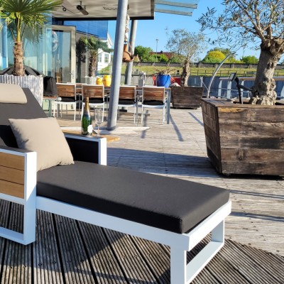 ligbedden bij onze eettafel stoelen van higold! top!!