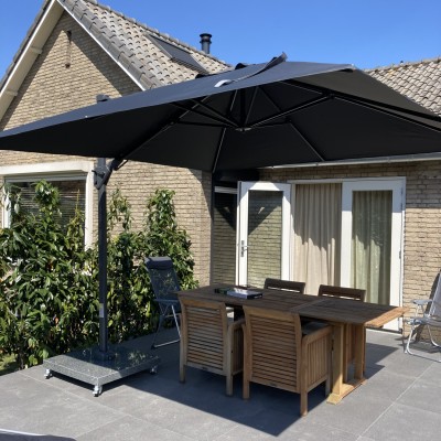 Superblij met onze nieuwe zweefparasol!