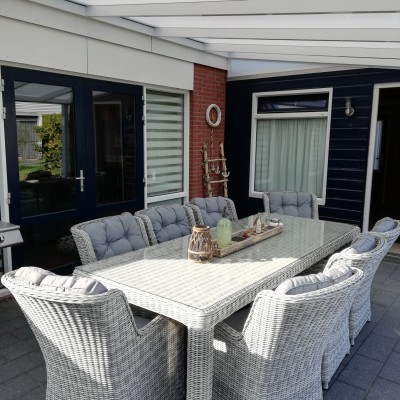 prachtige dinerset voor onder de nieuwe overkapping.