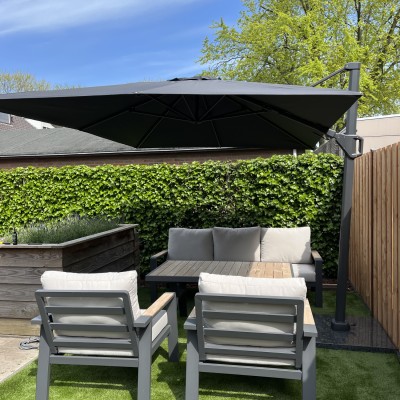 Super blij met onze nieuwe lounge set en zweefparasol!