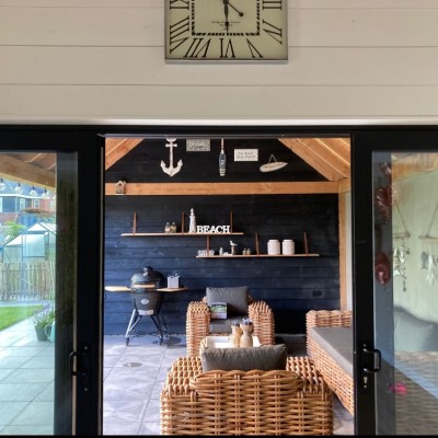 Ook vanuit het tuinhuis gezien is de set een een plaatje en past helemaal bij het strandthema van het tuinhuis....