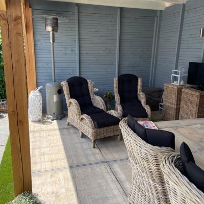 Zo blij met onze mooie stoelen in onze nieuwe overkapping