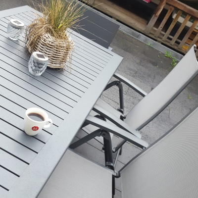 Vanmorgen is ons nieuwe tuinset gebracht.