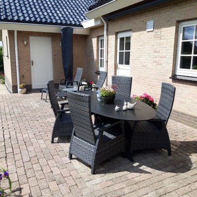 Set gekocht met 6 stoelen,kunnen allemaal om de tafel,