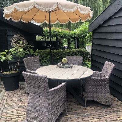Ondanks het trieste weer; in onze tuin blijft het zonnig en gezellig dankzij deze supermooie tafel!