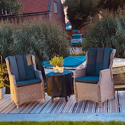 Mooi setje stoelen op de vlonder bij de nieuwe aangelegde dijk