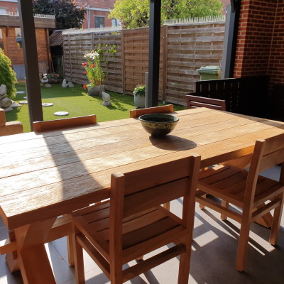 Deze meubelset past perfect bij onze strake tuin