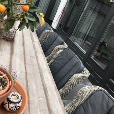 Zelfs op een druilerige dag nodigen de stoelen uit om buiten te gaan zitten!
