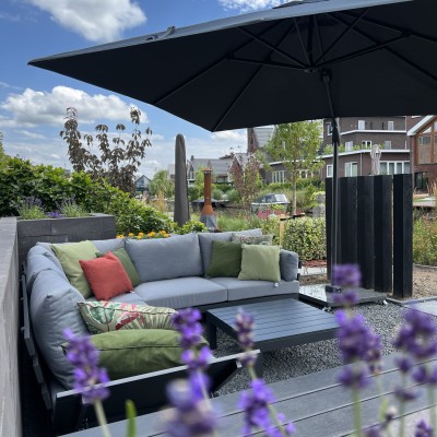 Loungen in onze nieuwe tuin met onze heerlijke Suns Vita Breeze loungeset en geweldige parasol!