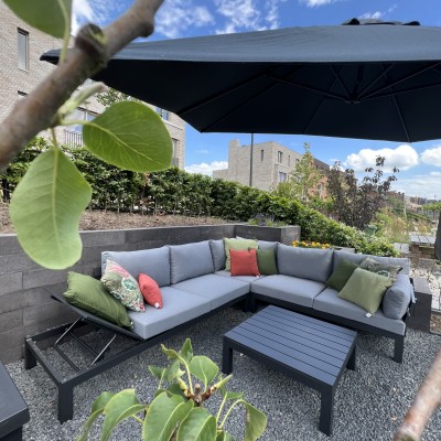 Loungen in onze nieuwe tuin met onze heerlijke Suns Vita Breeze loungeset en geweldige parasol!