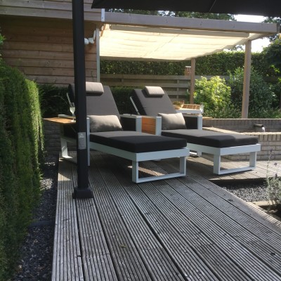 en twee uiterst relaxte ligbedden...