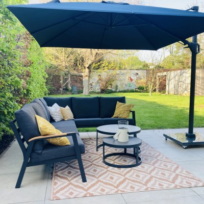 Prachtige lounge en heel degelijke parasol om voor lange tijd van te genieten!