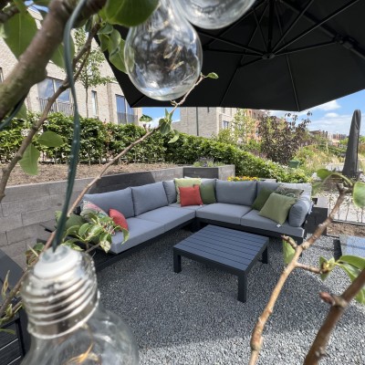 Loungen in onze nieuwe tuin met onze heerlijke Suns Vita Breeze loungeset en geweldige parasol!