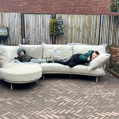 Samen met de chauffeur alles uitgepakt.
