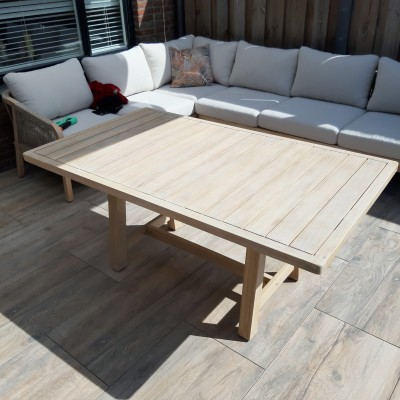 Sinds een paar maanden de gelukkige die op deze heerlijke bank mag loungen!